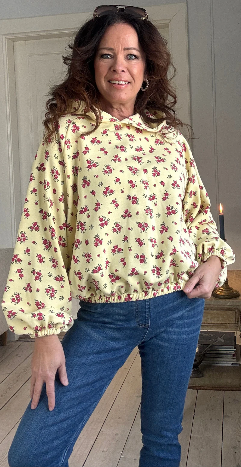 Severine bluse med hætte og blomsterprint lemon LikeLondon - Image 2