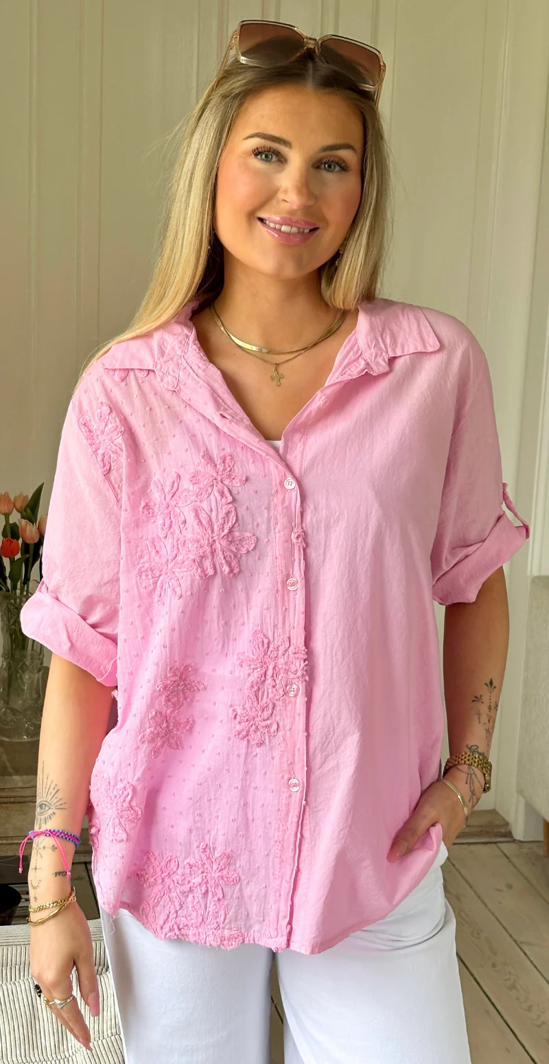 Sigga skjorte med broderi og blomst i den ene side pink Likelondon - Image 3