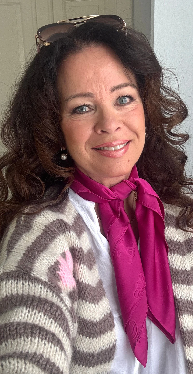 Silketørklæde med monogram mønster pink LikeLondon - Image 2