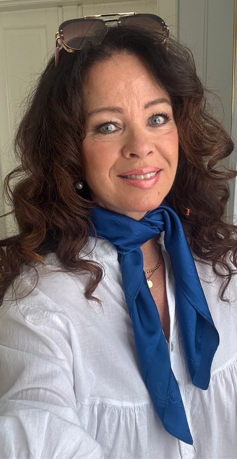 Silketørklæde med monogram mønster royal blue LikeLondon - Image 2