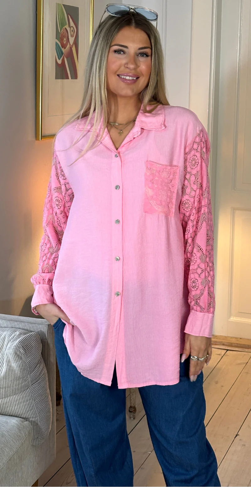 Simma skjorte med blondeærmer og lomme pink LikeLondon - Image 3