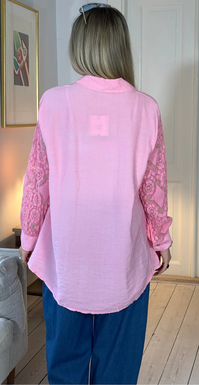 Simma skjorte med blondeærmer og lomme pink LikeLondon - Image 4