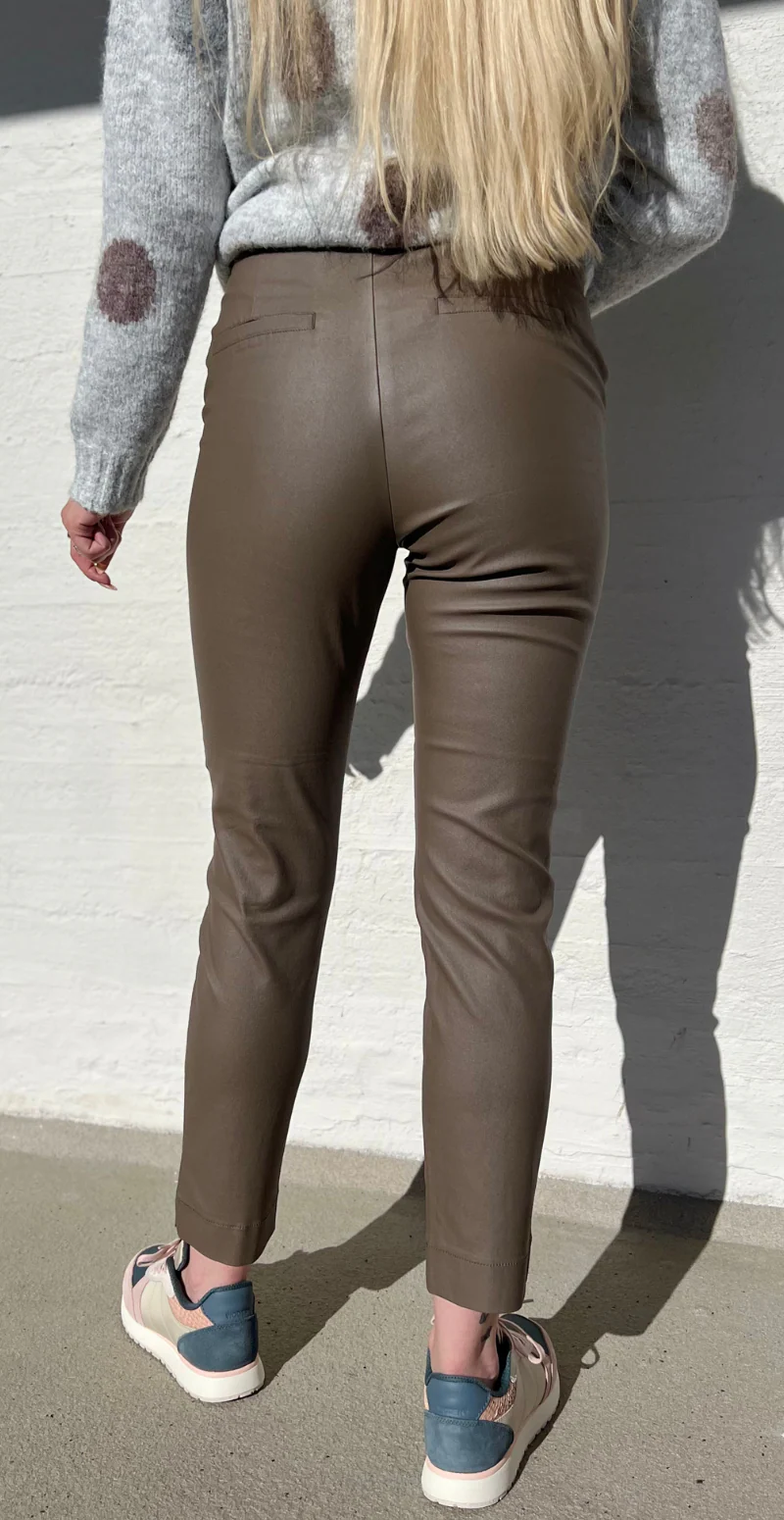 Solvej læderlook cooper ankelbuks morel - Image 3