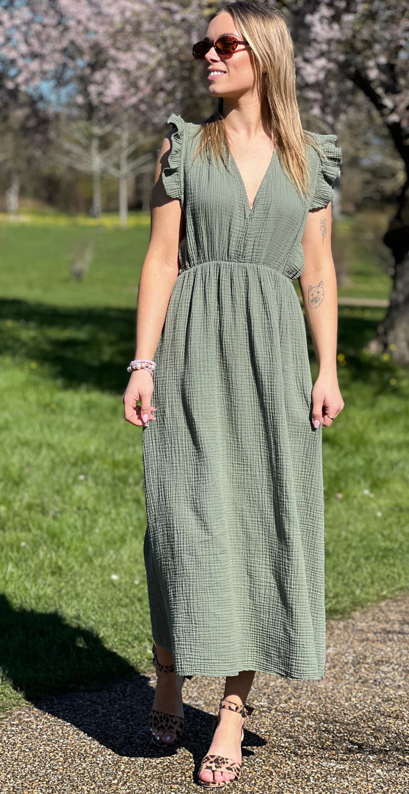 Tamara kjole med flæsekant og bindebånd khaki LikeLondon - Image 8