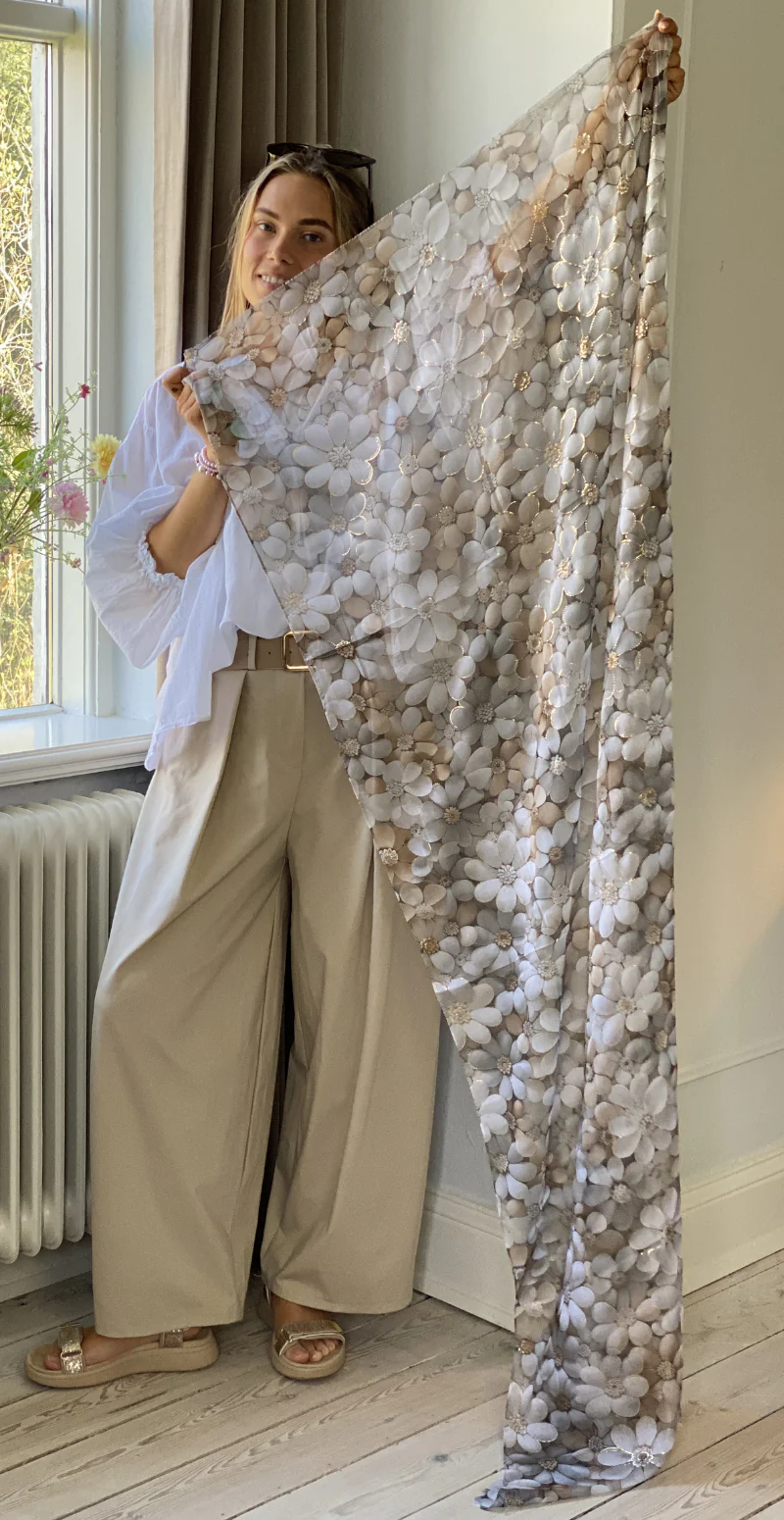 Tørklæde med blomster og små gulddetaljer beige LikeLondon - Image 2