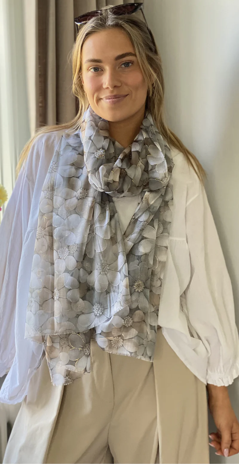 Tørklæde med blomster og små gulddetaljer beige LikeLondon - Image 3