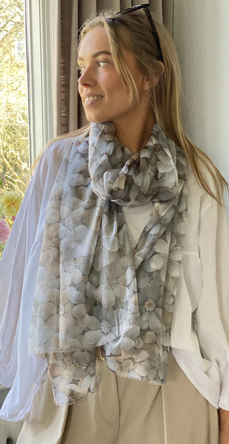 Tørklæde med blomster og små gulddetaljer beige LikeLondon - Image 4