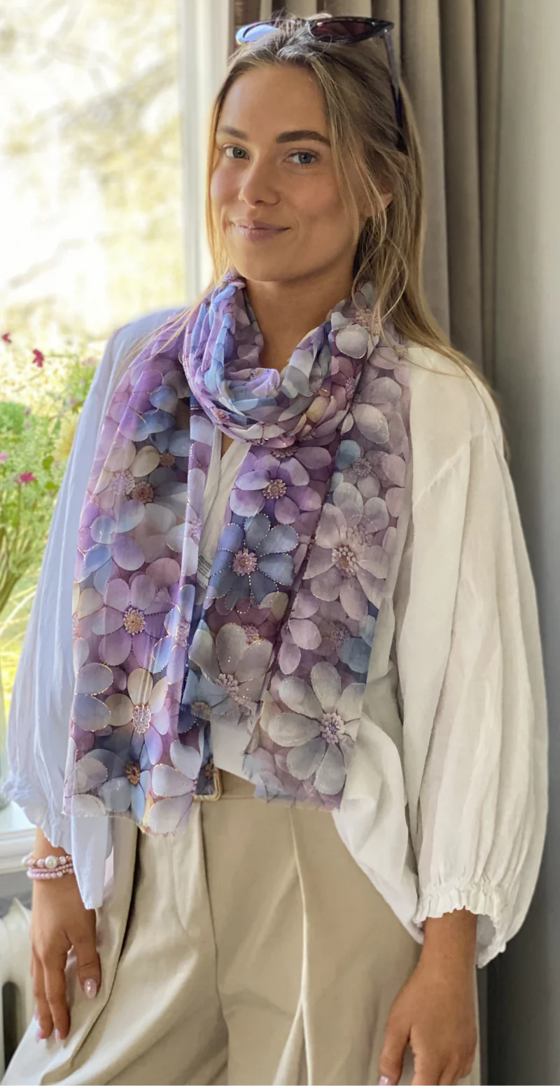 Tørklæde med blomster og små gulddetaljer lilla LikeLondon - Image 4