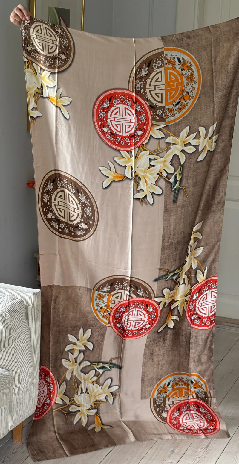 Tørklæde med fugle og blomster brun/rød LikeLondon - Image 3