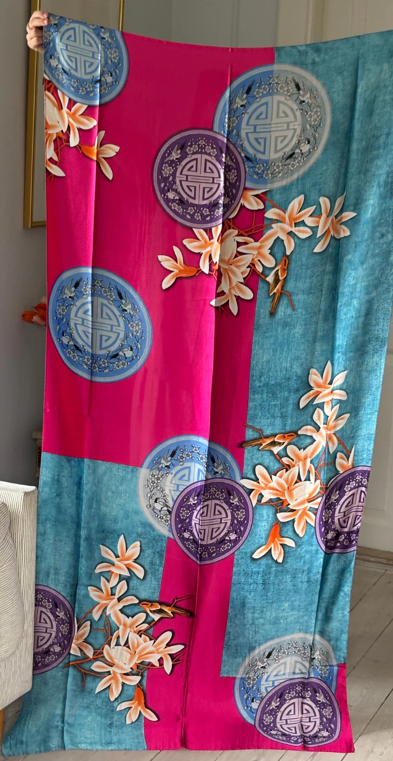 Tørklæde med fugle og blomster pink/turkis LikeLondon - Image 2