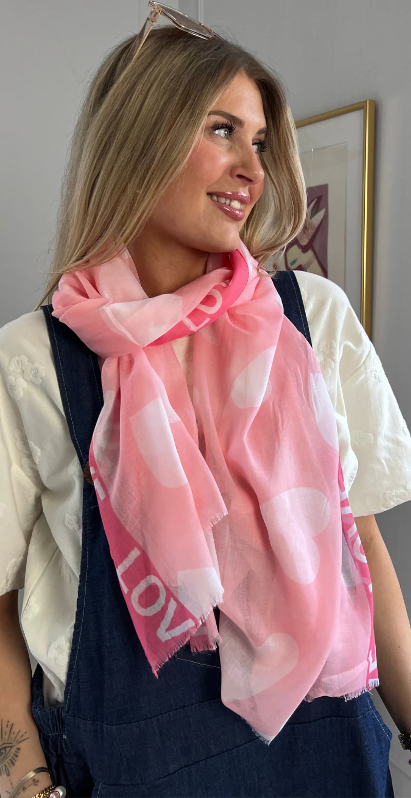 Tørklæde med "love" og store hjerter rosa LikeLondon