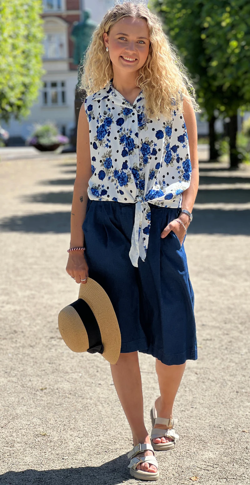 Ulla blomstret top med knapper og bindedetalje foran blå LikeLondon - Image 3