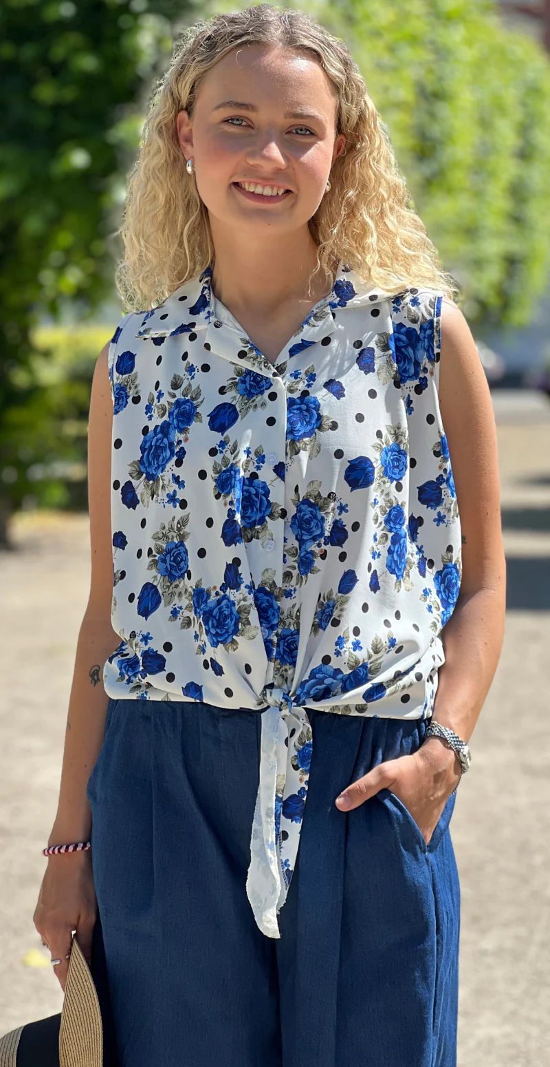 Ulla blomstret top med knapper og bindedetalje foran blå LikeLondon - Image 4