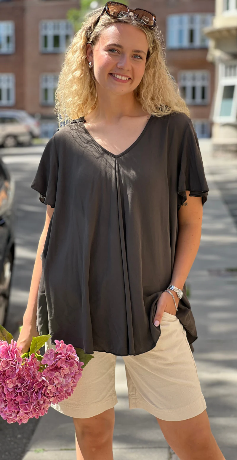 Valentina bluse med hæklet detalje bagtil og korte ærmer brun LikeLondon - Image 3