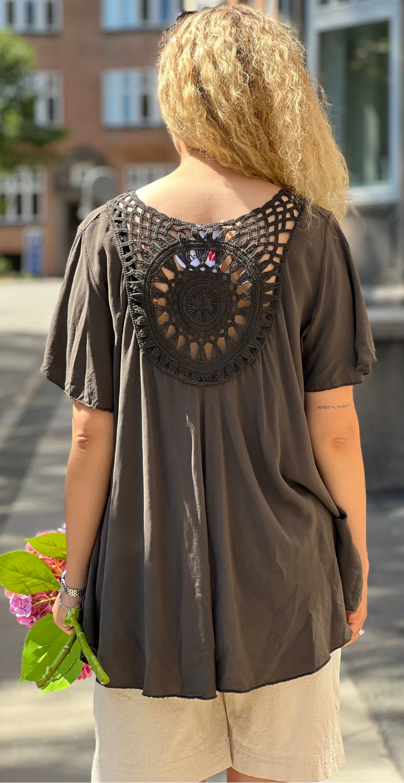 Valentina bluse med hæklet detalje bagtil og korte ærmer brun LikeLondon - Image 7