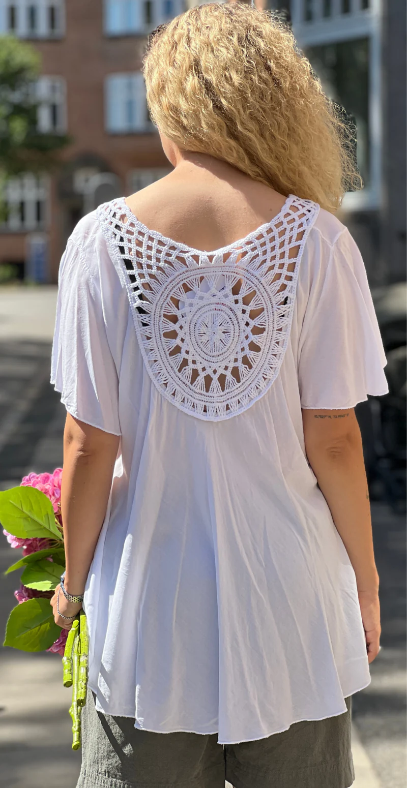 Valentina bluse med hæklet detalje bagtil og korte ærmer hvid LikeLondon - Image 6
