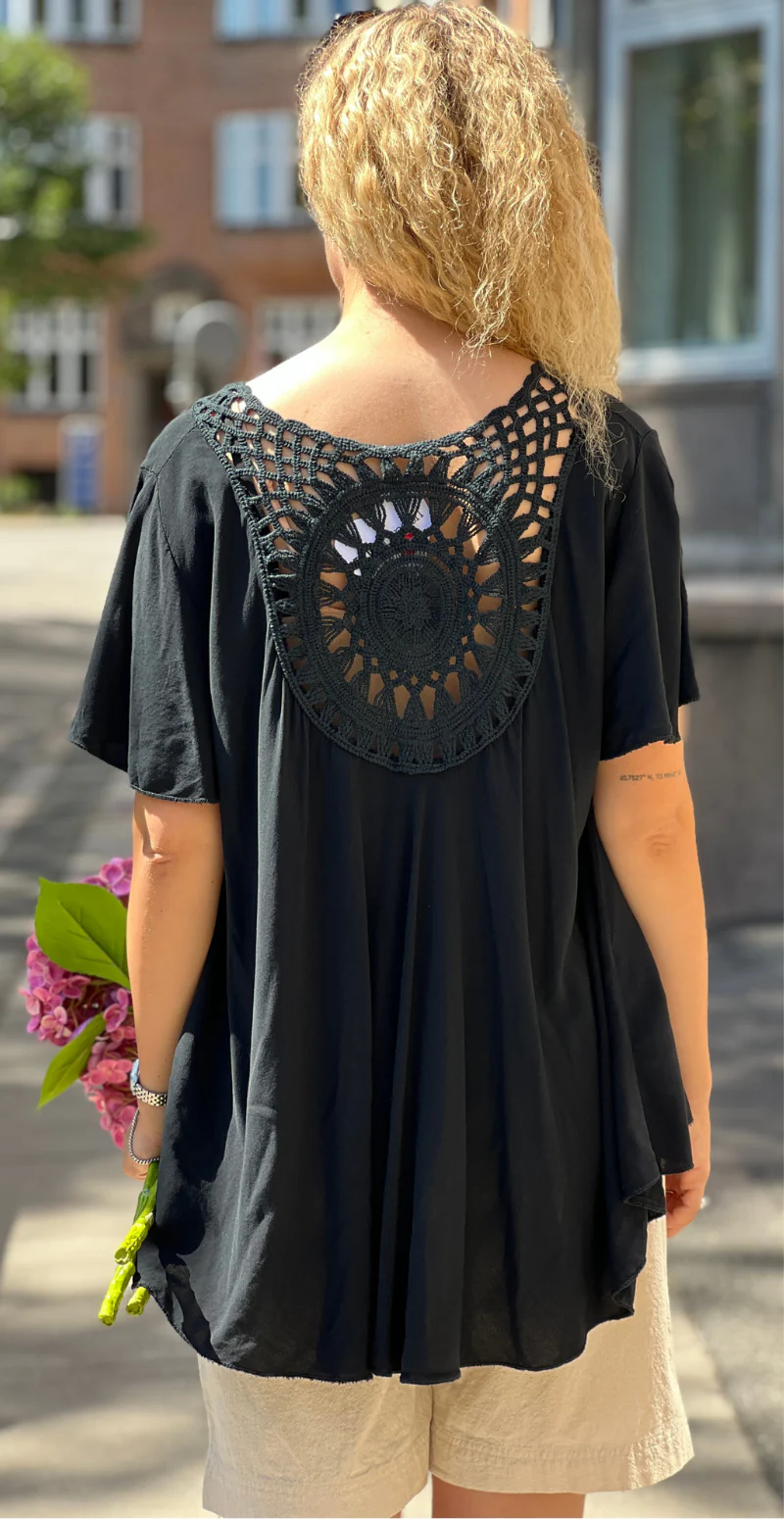 Valentina bluse med hæklet detalje bagtil og korte ærmer sort LikeLondon - Image 5