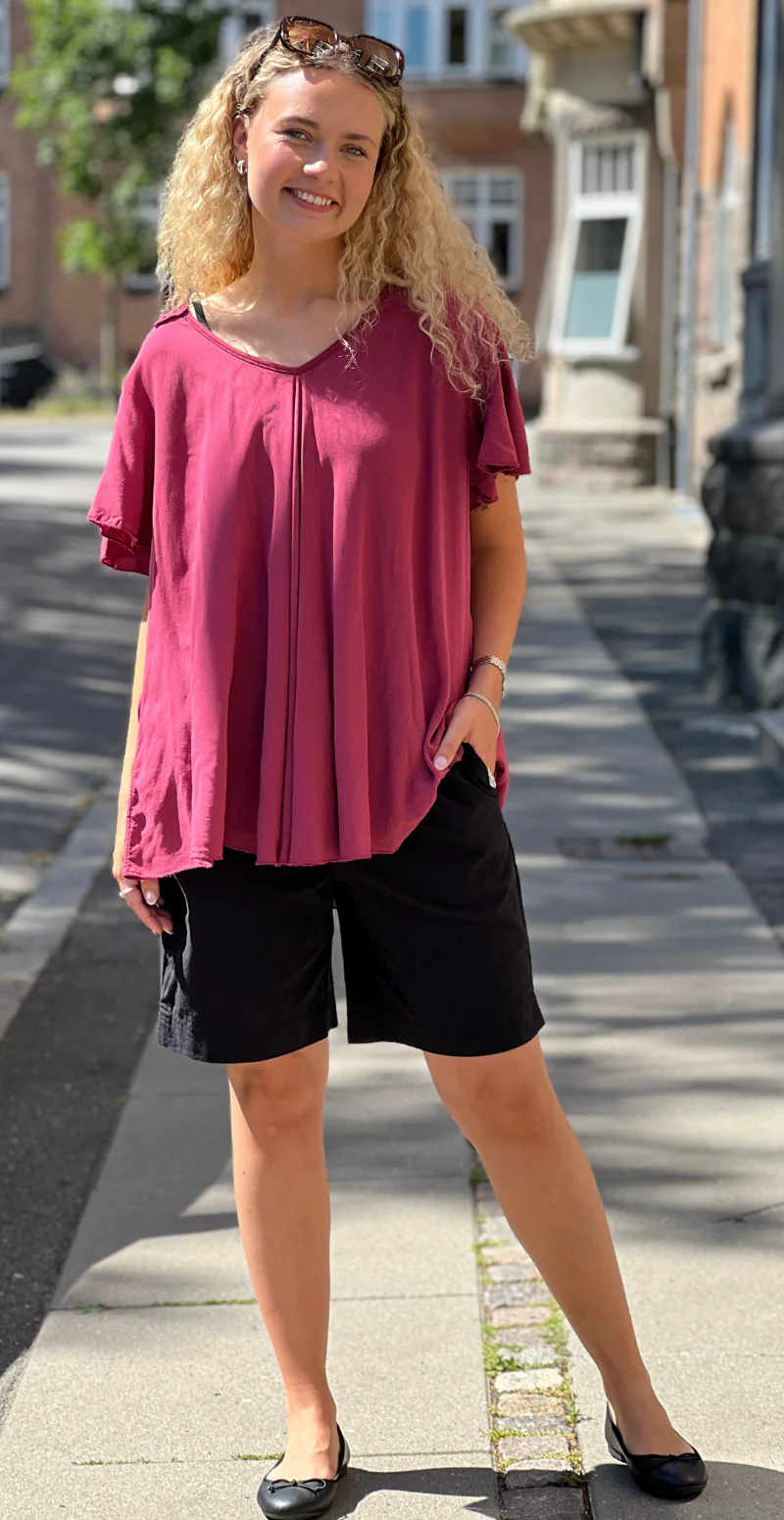 Valentina bluse med hæklet detalje bagtil og korte ærmer wine LikeLondon - Image 5