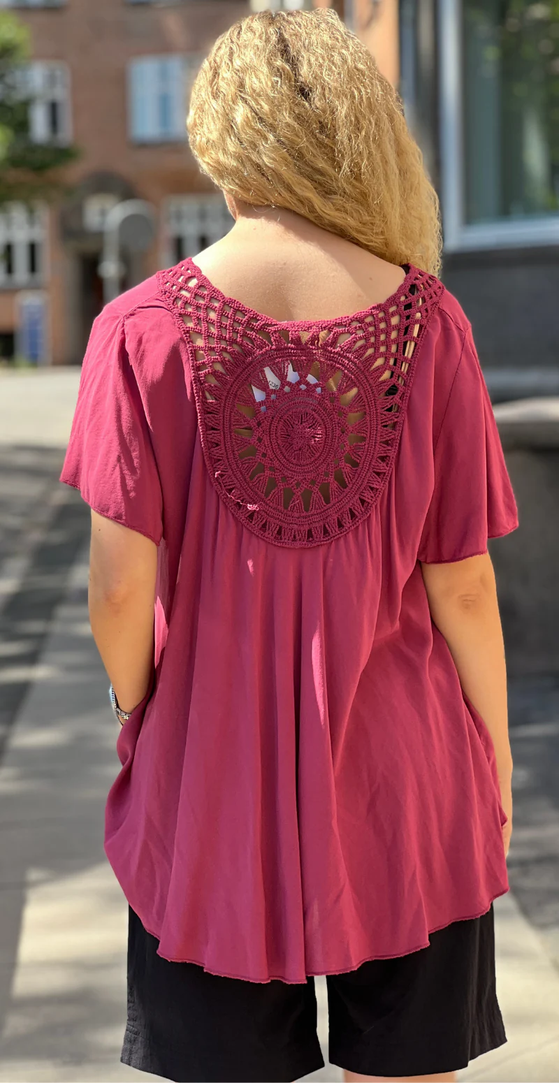 Valentina bluse med hæklet detalje bagtil og korte ærmer wine LikeLondon - Image 7