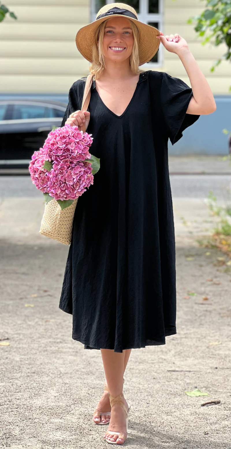 Valentina kjole med vidde og hæklet stykke på ryggen sort LikeLondon - Image 7
