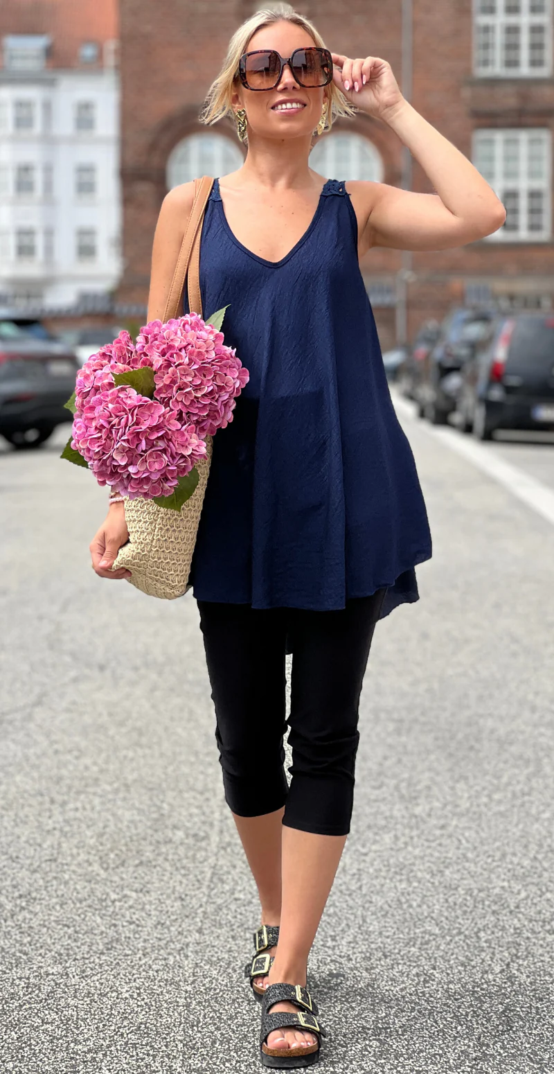 Valentina top med vidde og hæklet detalje bagtil navy LikeLondon - Image 3