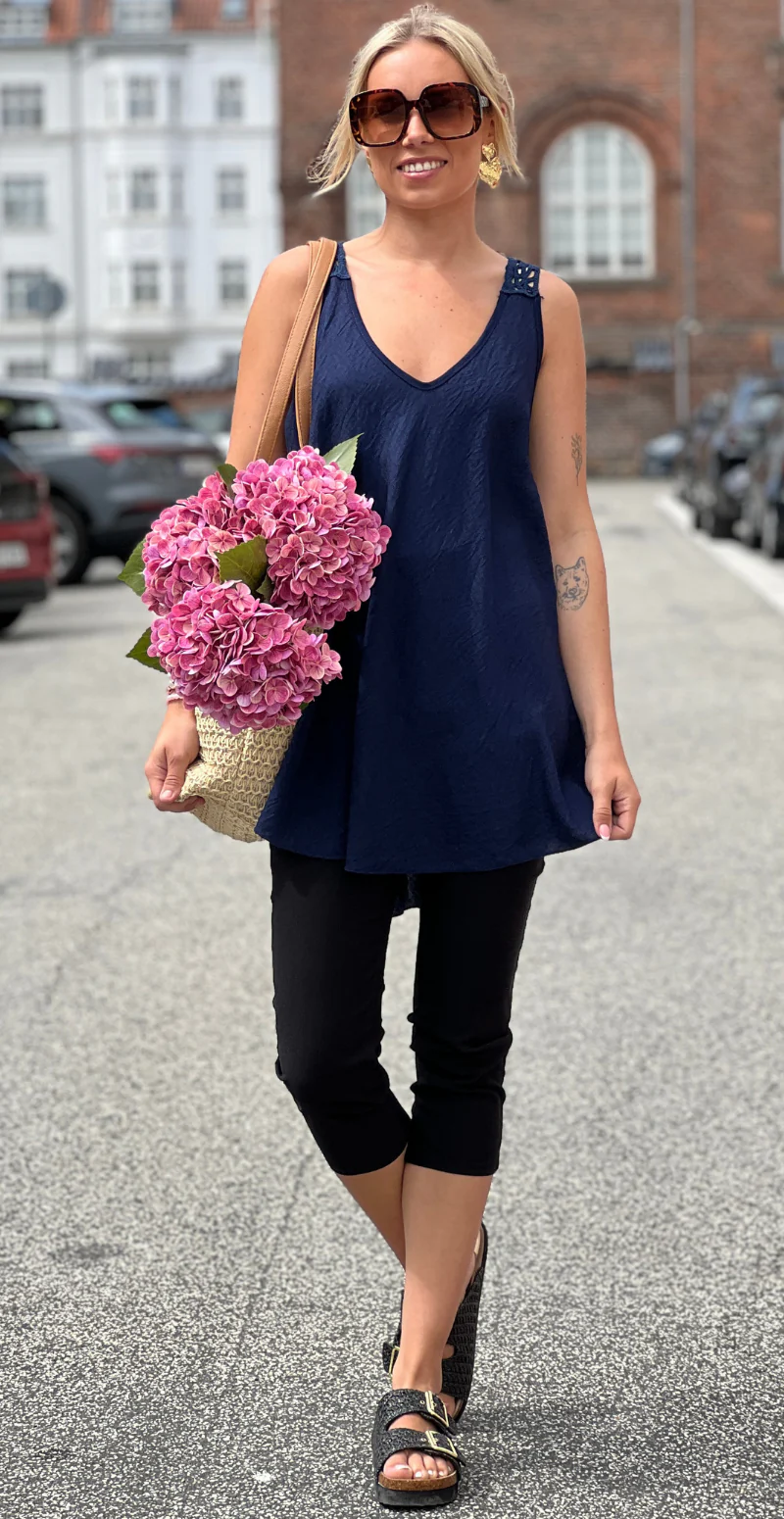Valentina top med vidde og hæklet detalje bagtil navy LikeLondon - Image 4
