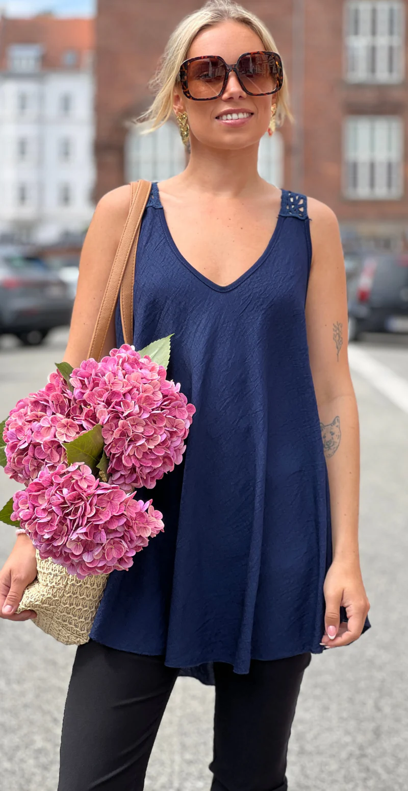 Valentina top med vidde og hæklet detalje bagtil navy LikeLondon - Image 5