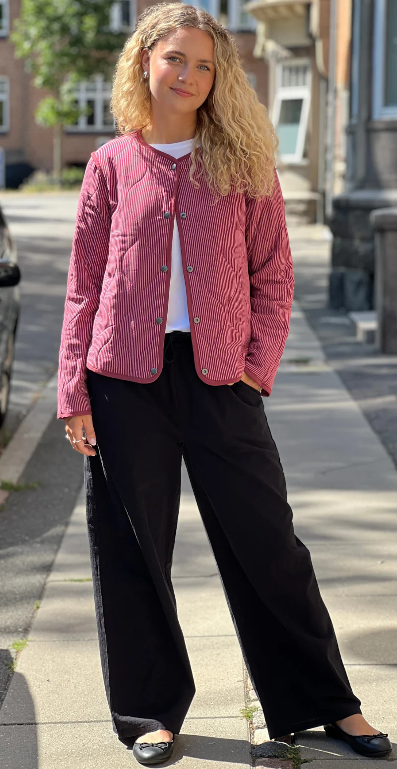 Wilma quiltet jakke med mønster bordeaux LikeLondon - Image 4