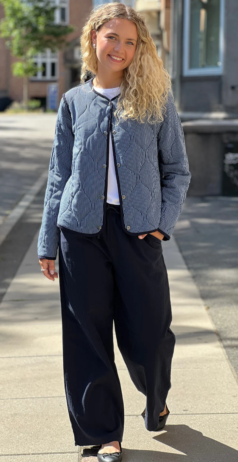 Wilma quiltet jakke med mønster navy LikeLondon - Image 2