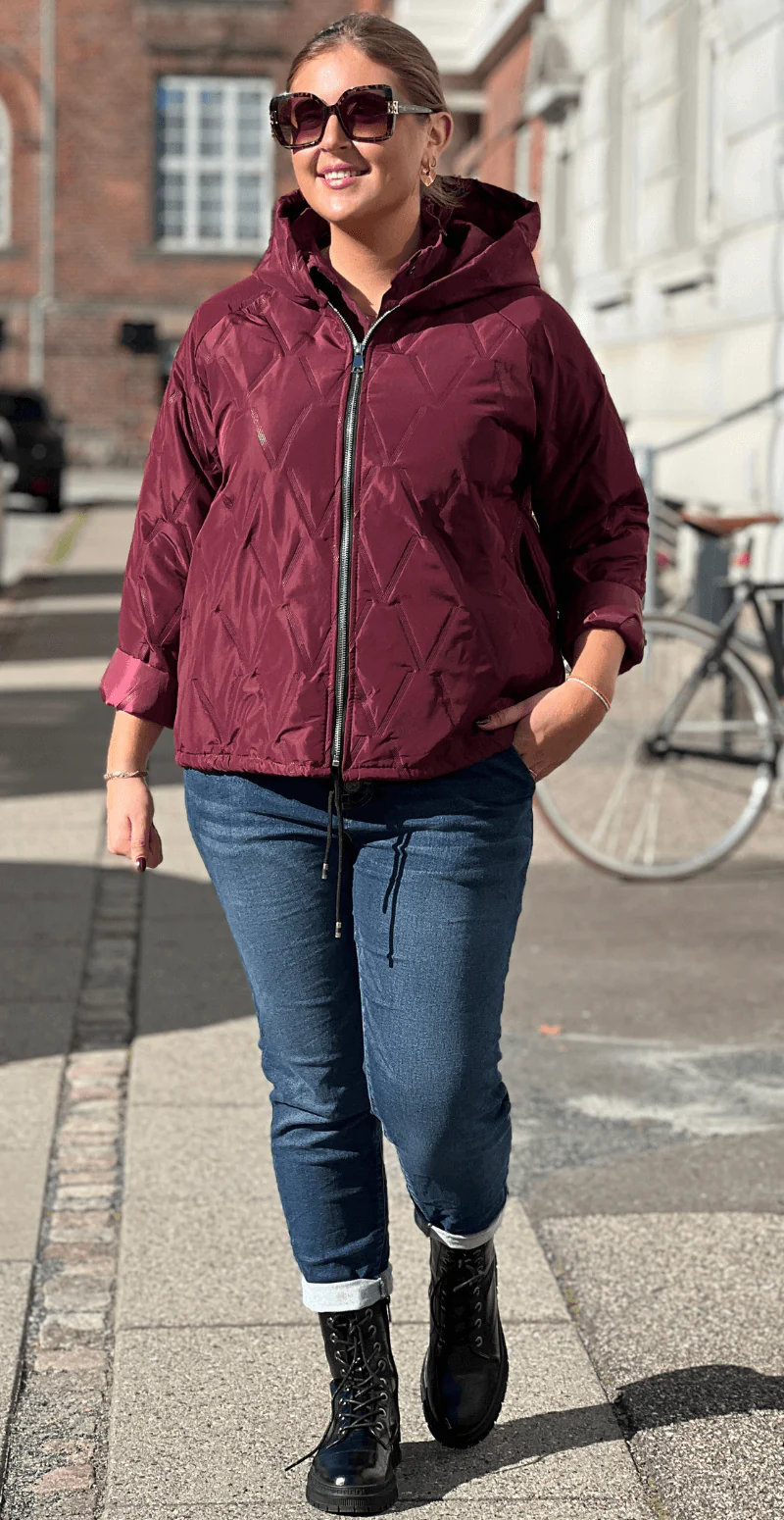 Yda kort jakke med lynlås og hætte bordeaux LikeLondon - Image 3
