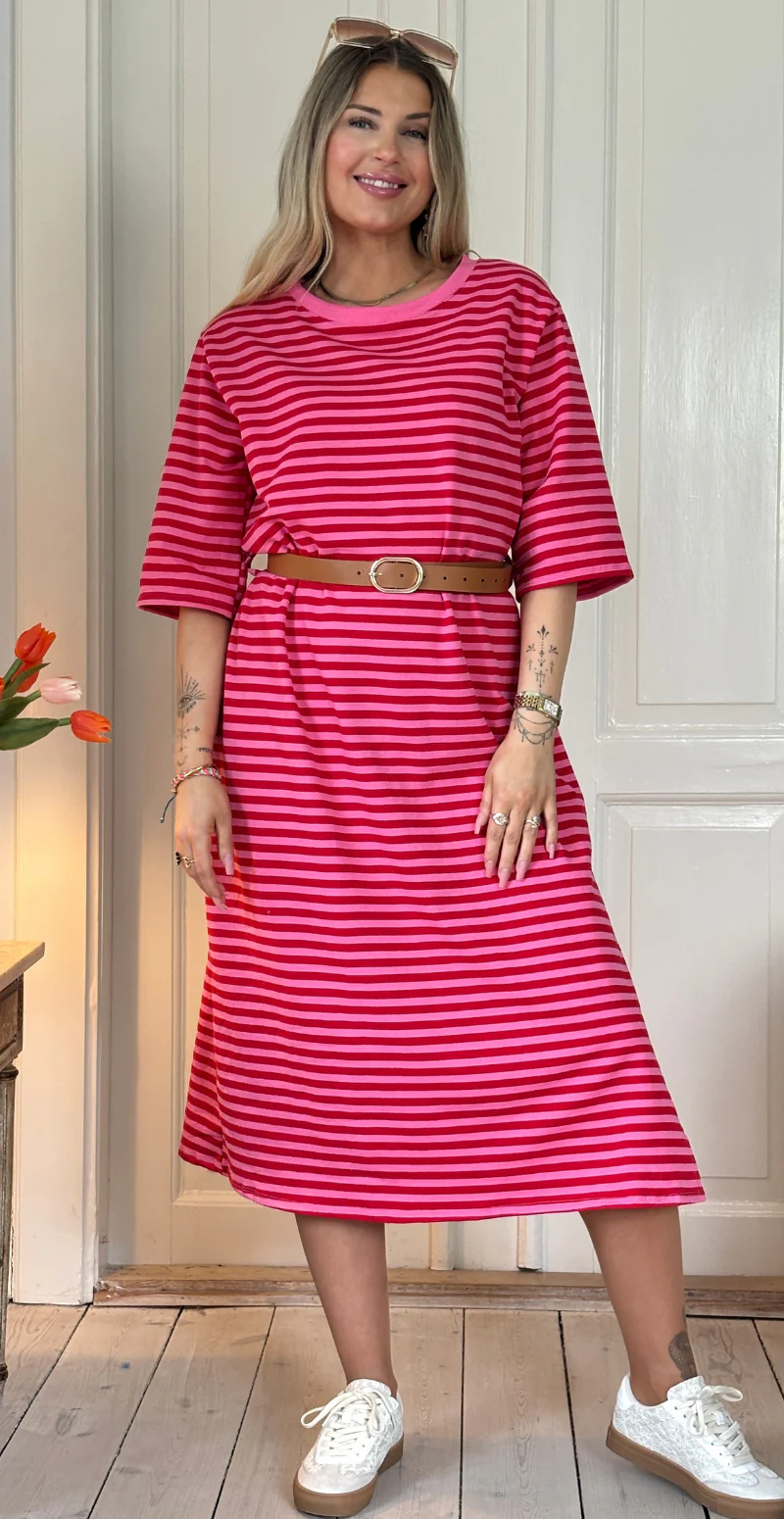 Zenia kjole med striber i pink/rød LikeLondon