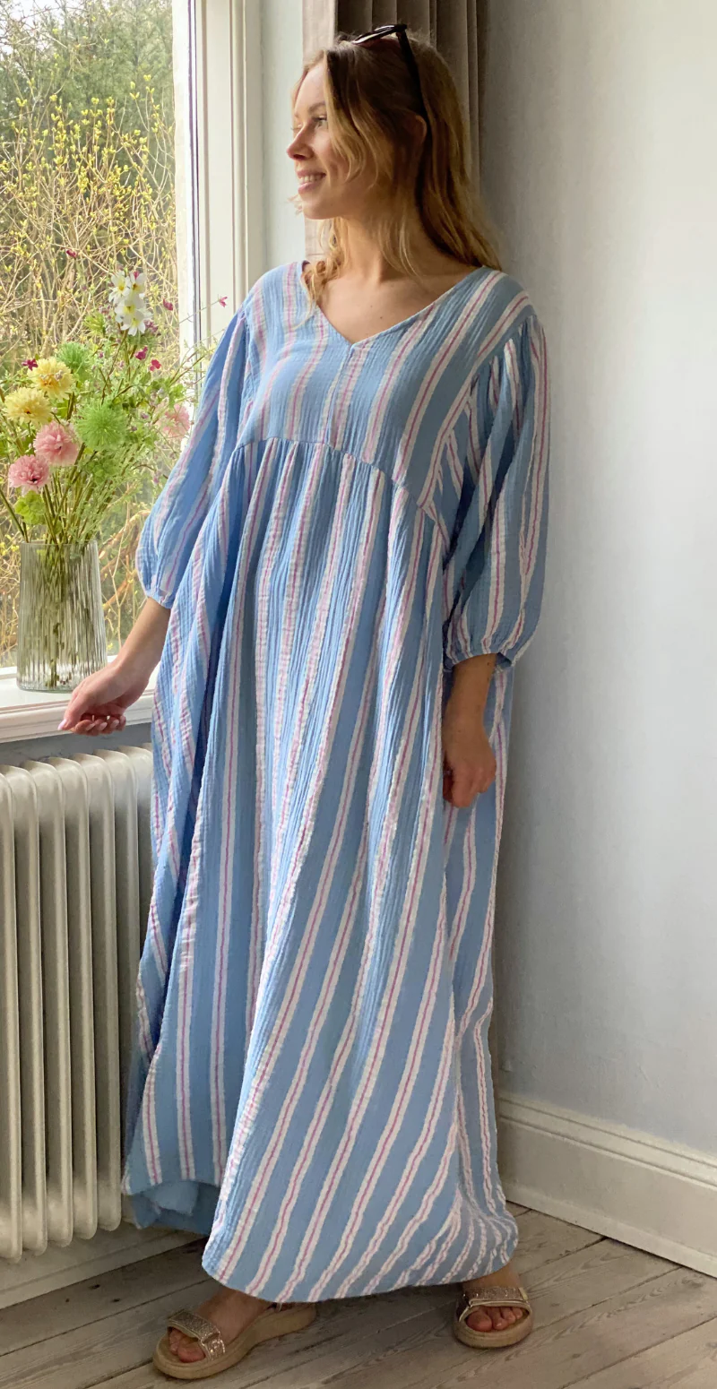 Zira lang kjole med grafisk mønster og v-hals sky blue LikeLondon - Image 3