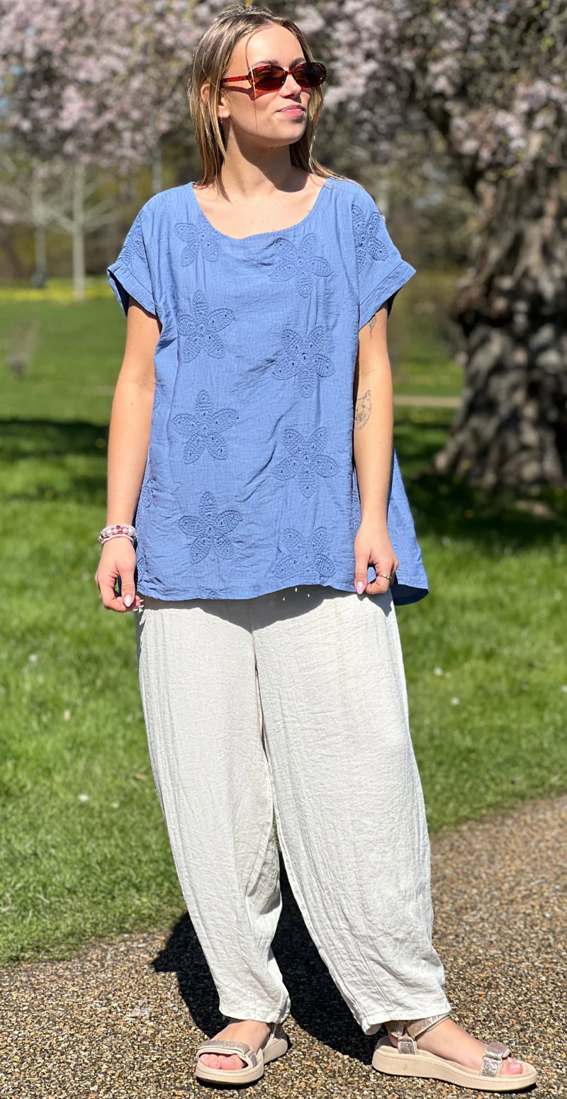 Zrita bluse med korte ærmer og hæklede blomster denim LikeLondon - Image 3