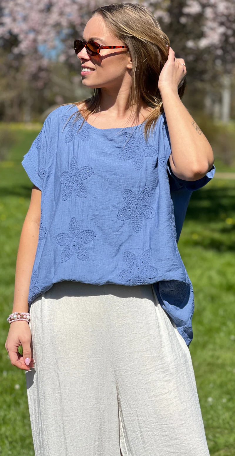 Zrita bluse med korte ærmer og hæklede blomster denim LikeLondon - Image 6