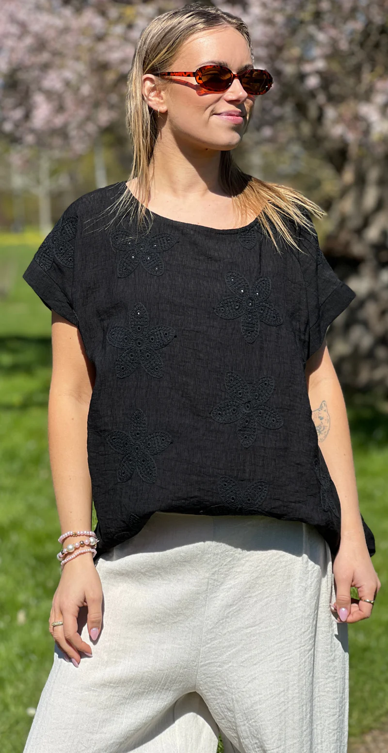 Zrita bluse med korte ærmer og hæklede blomster sort LikeLondon